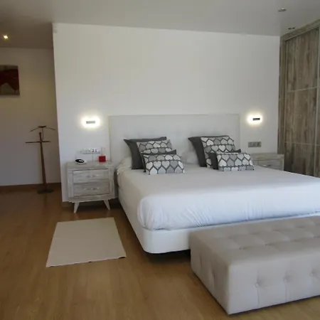 Luxury Villa With Private Heated Pool In A Quiet Area. *