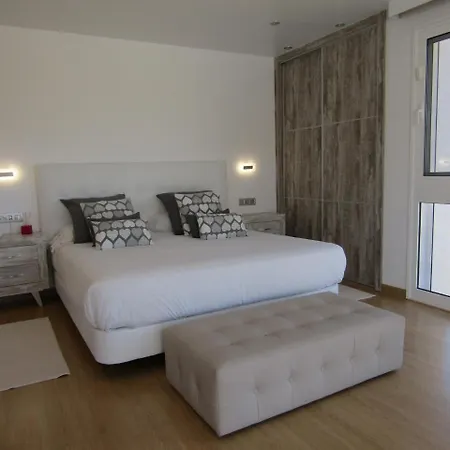 Luxury Villa With Private Heated Pool In A Quiet Area. Villa *